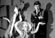 <p>Hubert de Givenchy wurde 1927 in eine Adelsfamilie hineingeboren. Sein Vater, Marquis de Givenchy, starb früh. Daher wurde er von seiner Mutter und Großmutter großgezogen. Als Siebzehnjähriger machte er sich mit ein paar Entwürfen im Gepäck auf nach Paris, wo er im Alter von 24 sein eigenes Modehaus für Haute Couture am Pariser Parc Monceau gründete – als jüngster Designer seiner Zeit. (Bild: AP Photo) </p>
