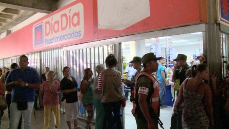 Las autoridades venezolanas ocuparon una cadena de tiendas de alimentos y de productos del hogar con 36 sucursales, a la que acusó de guerra alimentaria.
