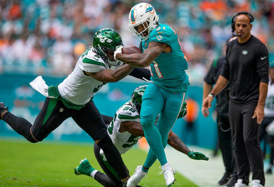 Cedrick Wilson makes a catch against the Jets.