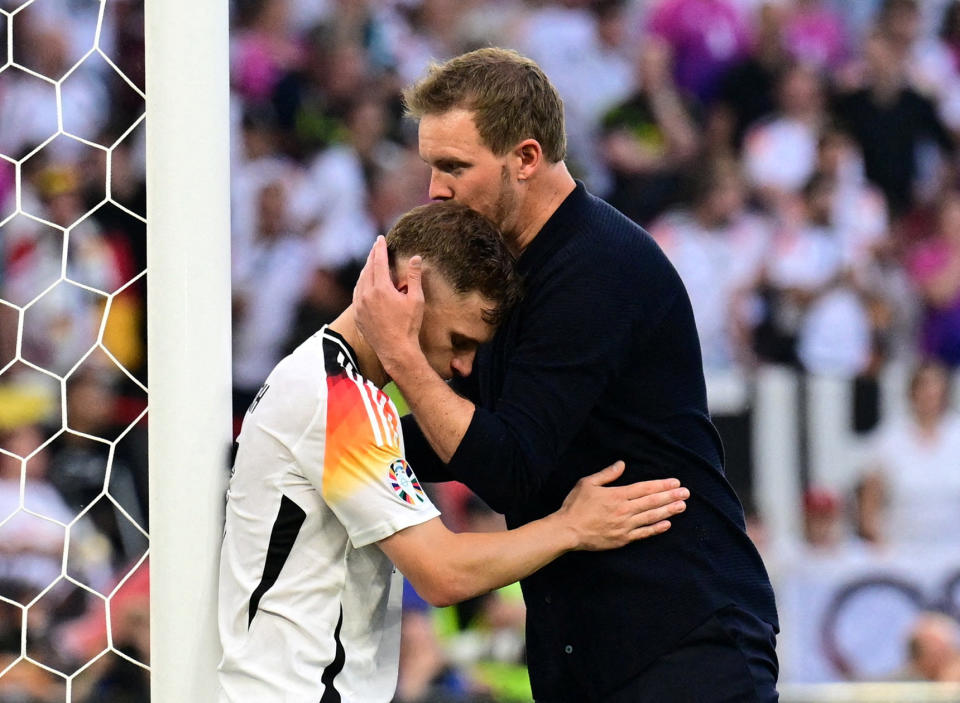 Julian Nagelsmann tröstet Florian Wirtz nach der Niederlage gegen Spanien 