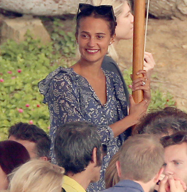 Alicia Vikander flashes her diamond wedding rings