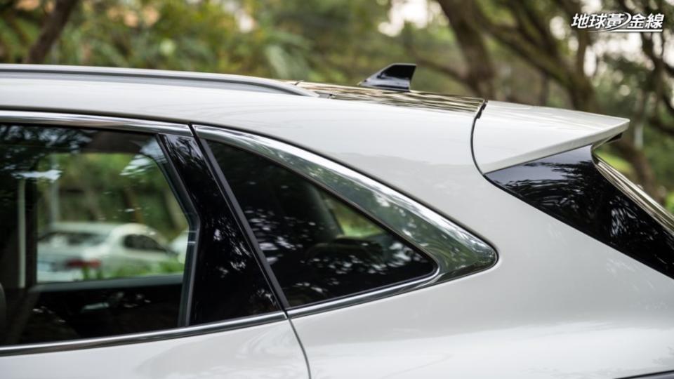 車側Vignale也換上緞面鋁質窗框，車頂行李架也是銀色呈現。(攝影/ 劉家岳)