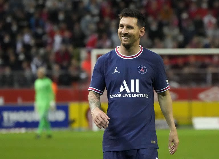 Lionel Messi sonríe durante el partido contra Reims