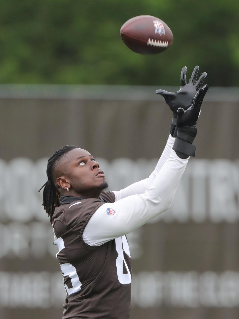 Cleveland Browns tight end David Njoku makes a catch during minicamp on Tuesday, June 14, 2022 in Berea.