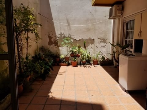 Patio que ofrece el apartamento a la venta en Buenos Aires, en el barrio de San Cristóbal. Crédito: Martín Kalos.