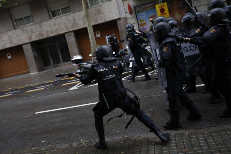 加泰隆尼亞獨立公投，西班牙警方阻擋民眾投票，鎮暴警察發射橡膠子彈。（美聯社）