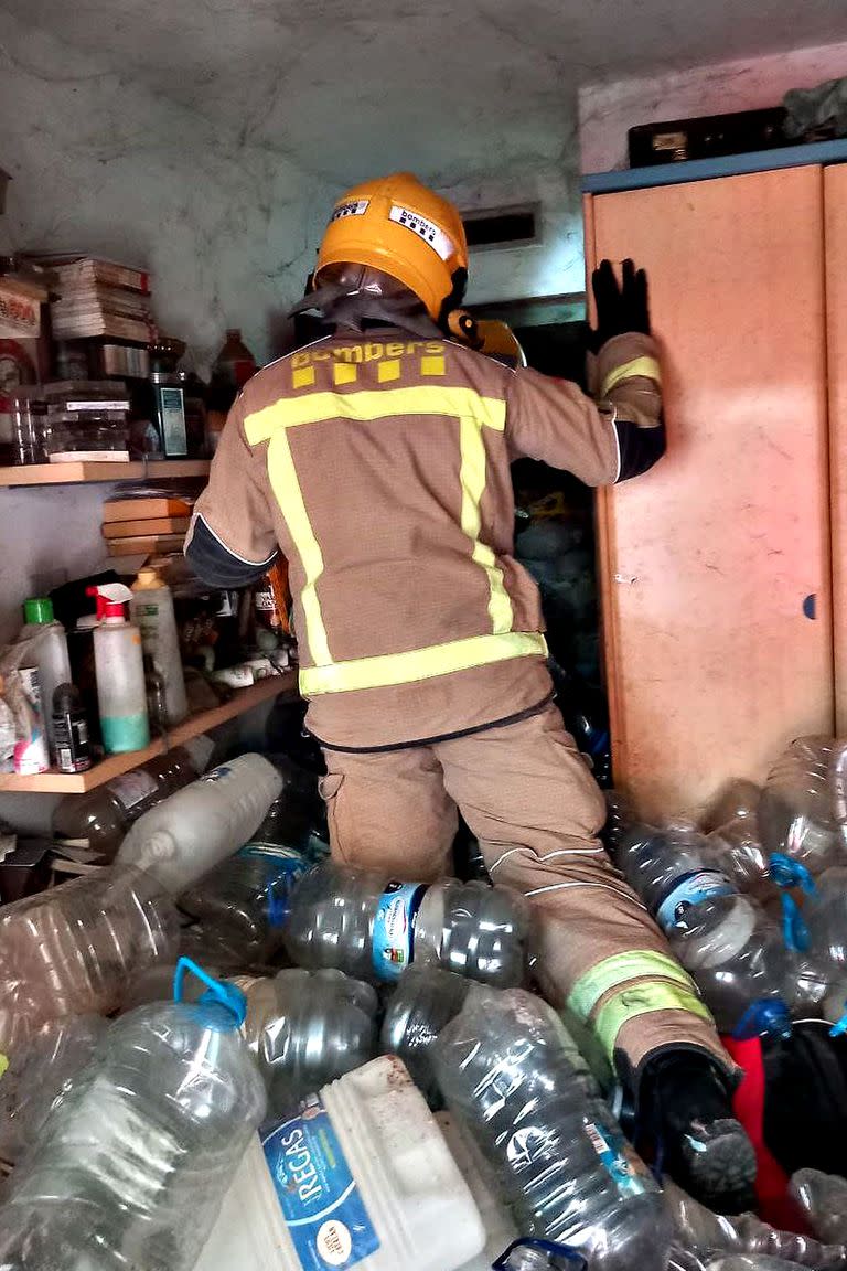 Los bomberos lograron acceder al interior de la vivienda