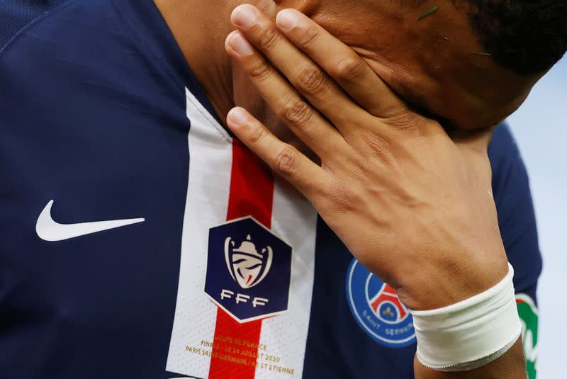 Kylian Mbappe de Paris St Germain abandona el campo después de sufrir una lesión en la final de Copa de Francia