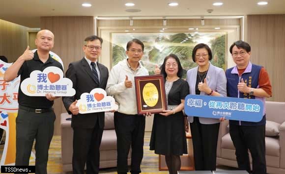 「博士助聽器」捐贈助聽器新北秘書長邱敬斌（左三）代表回贈感謝牌。（記者蘇春瑛攝）