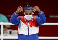 Foto del miércoles del cubano Arlen Lopez Cardona posando con su medalla de oro tras vencer a Benjamin Whittaker en la final del boxeo olímpico.