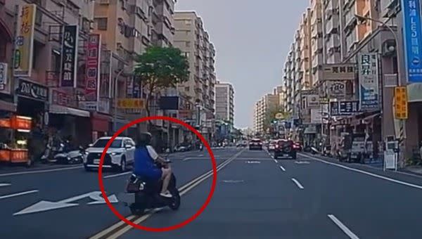 台南女騎士是街頭違規亂騎車，遭網友拍下PO網檢舉。（圖／翻攝畫面）