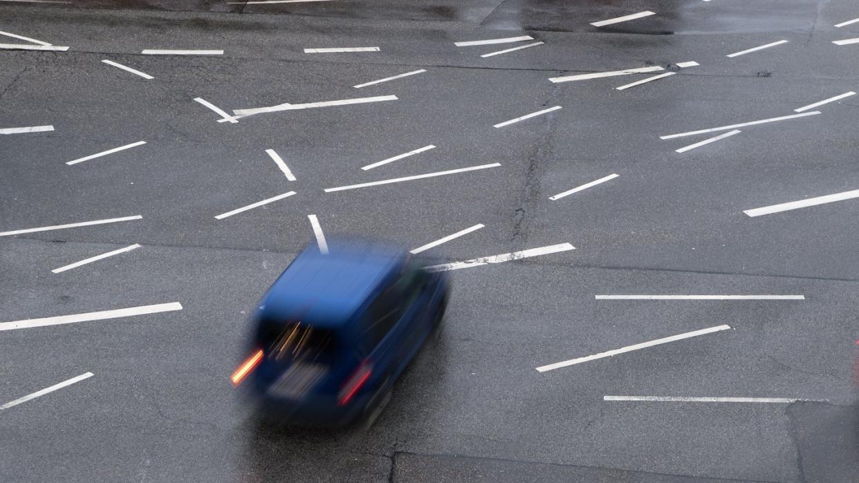 Laut StVO müssen einander entgegenkommende Fahrzeuge, die jeweils nach links abbiegen wollen, voreinander abbiegen. Foto: Marijan Murat