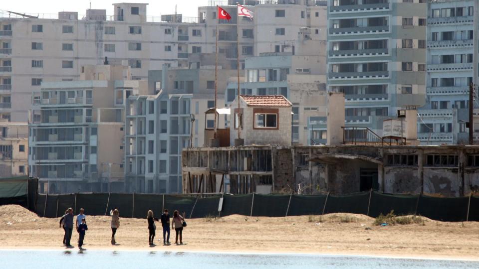 Menschen spazieren am Strand in der verlassenen Küstensiedlung Varosha (Archivbild).