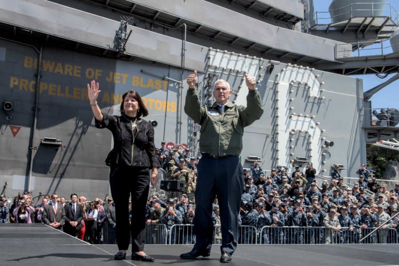 美國副總統彭斯與夫人日前登上雷根號（USS Ronald Reagan）航空母艦（雷根號臉書）