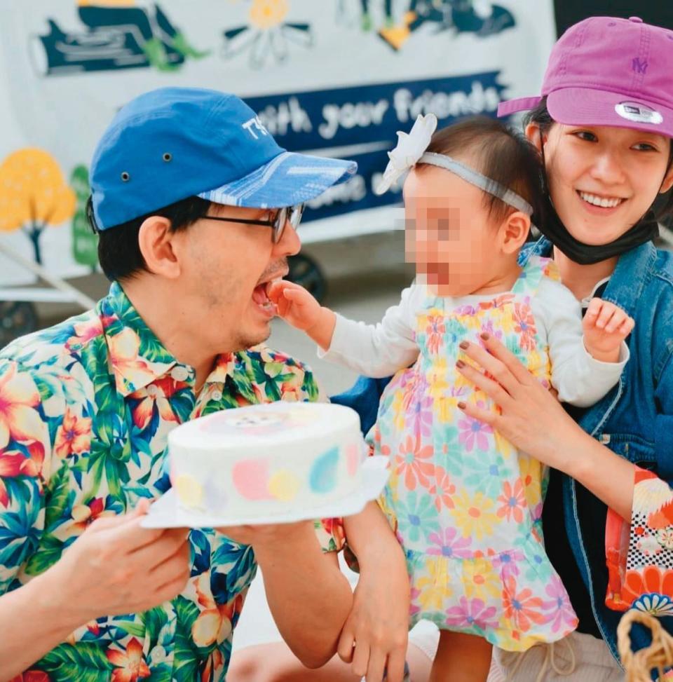 黃子佼（左）和孟耿如（右）育有愛女小玉米（中），黃子佼告白9年來沒有做過對不起孟耿如的事。（翻攝自黃子佼IG）