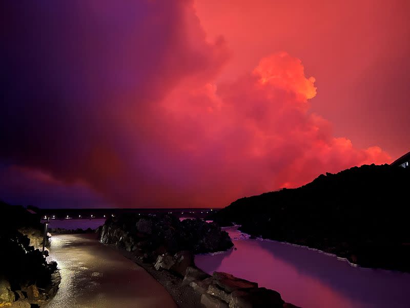 El humo se eleva mientras el volcán entra en erupción cerca de Grindavik, Islandia, el 16 de marzo de 2024, en esta imagen obtenida de las redes sociales