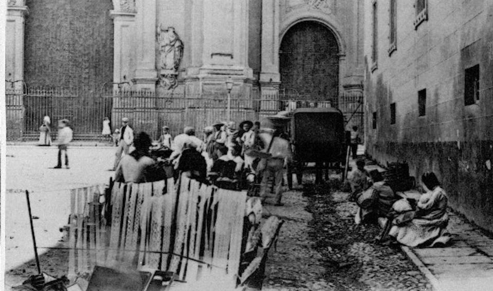 Plaza de las Pasiegas y puerta de la catedral de Granada (fotografía tomada entre 1890 y 1899). <a href="https://www.granada.org/inet/wfot_arc.nsf/fa/2CCCF65BC1708127C1256AD80034E434?opendocument&highlight=0,pasiegas" rel="nofollow noopener" target="_blank" data-ylk="slk:Francisco Román Fernández / Archivo Municipal de Granada;elm:context_link;itc:0;sec:content-canvas" class="link ">Francisco Román Fernández / Archivo Municipal de Granada</a>