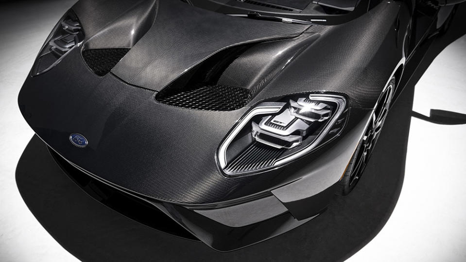 Newly available Ford GT Liquid Carbon places an emphasis on GT’s lightweight sculpted carbon fiber body completely free of paint color. A special clearcoat punctuates each GT’s unique carbon fiber weave in this limited-edition appearance option.