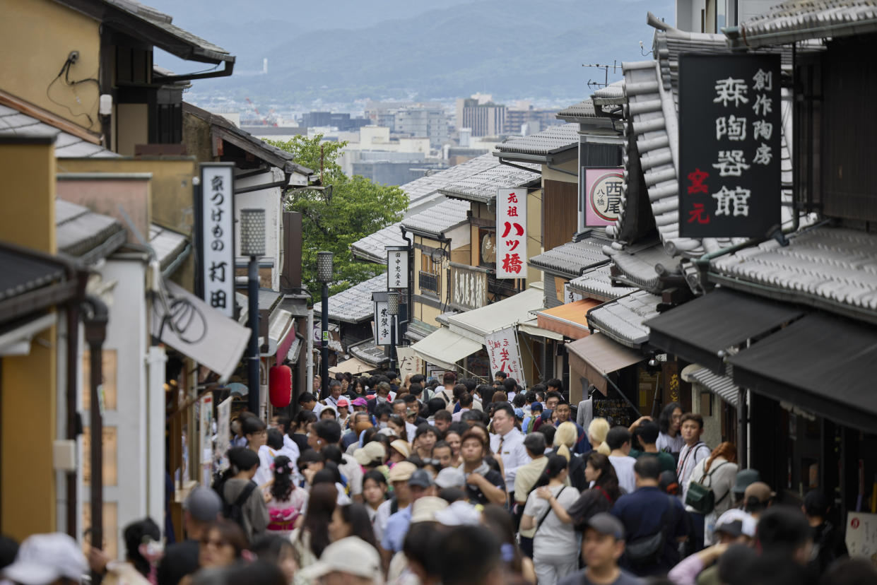 Un mercado de anguilas en Kioto, Japón. El compromiso del banco central japonés con las bajas tasas de interés ha provocado la caída del yen, encareciendo la importación de alimentos, combustible y otros productos básicos. (Shoko Takayasu/The New York Times)