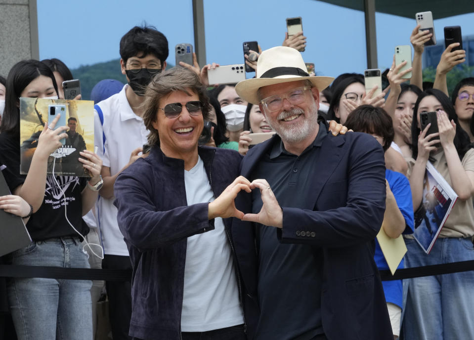 El actor Tom Cruise, izquierda, y el director Christopher McQuarrie posan a su llegada para promover la película "Mission: Impossible - Dead Reckoning Part One" en el Aeropuerto Gimpo en Seúl, Corea del Sur, el 28 de junio de 2023. (Foto AP/Ahn Young-joon)