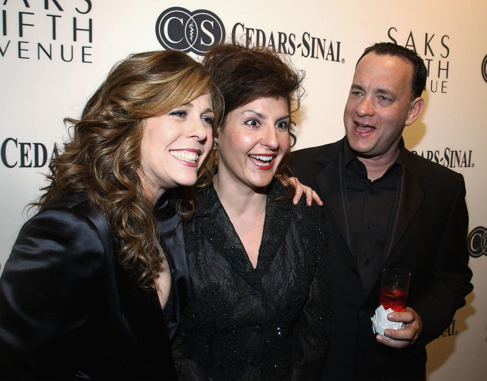 BEVERLY HILLS, CA - 25 DE MARZO: (L-R) Los actores Rita Wilson, Nia Vardalos y Tom Hanks asisten a 