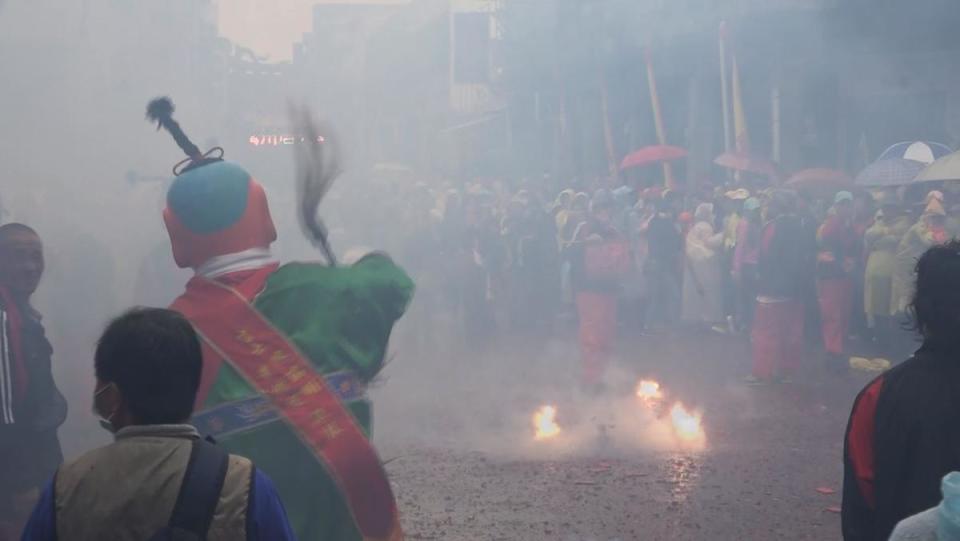 過往大甲媽祖遶境，信徒各個都會放鞭炮歡迎神明，如此行為卻造成中台灣的空氣污染。