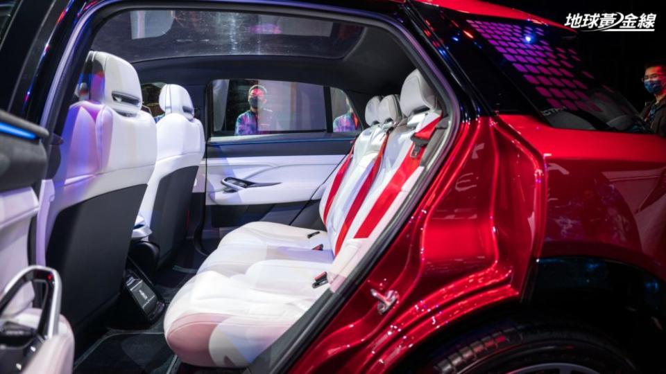 Model B概念車的全白座椅與紅色安全帶十分吸睛。(攝影/ 劉家岳)