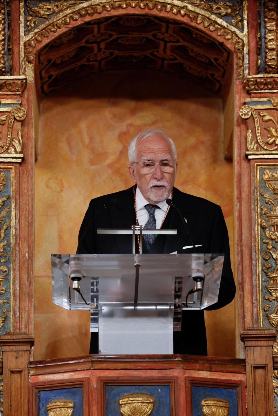 El escritor español Luis Mateo Díez pronuncia un discurso en el marco de la ceremonia en la que se le ha hecho entrega del Premio Cervantes 2023.