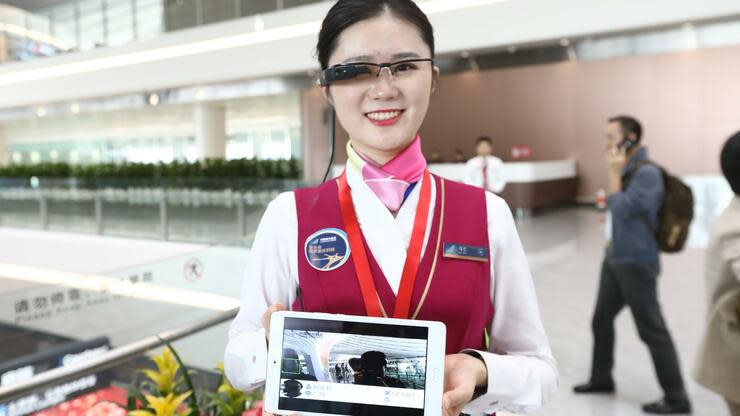 Eine Mitarbeiterin zeigt das neue Gesichtserkennungssystem am Beijing Daxing International Airport. Foto: dpa