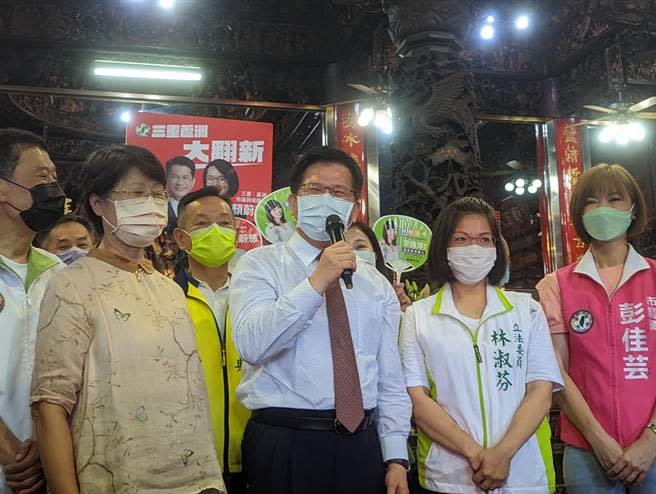 今天民進黨新北市參選人林佳龍，在當地民意代表的陪同下前往新北市蘆洲區的湧蓮寺參香。(黃敬文攝)