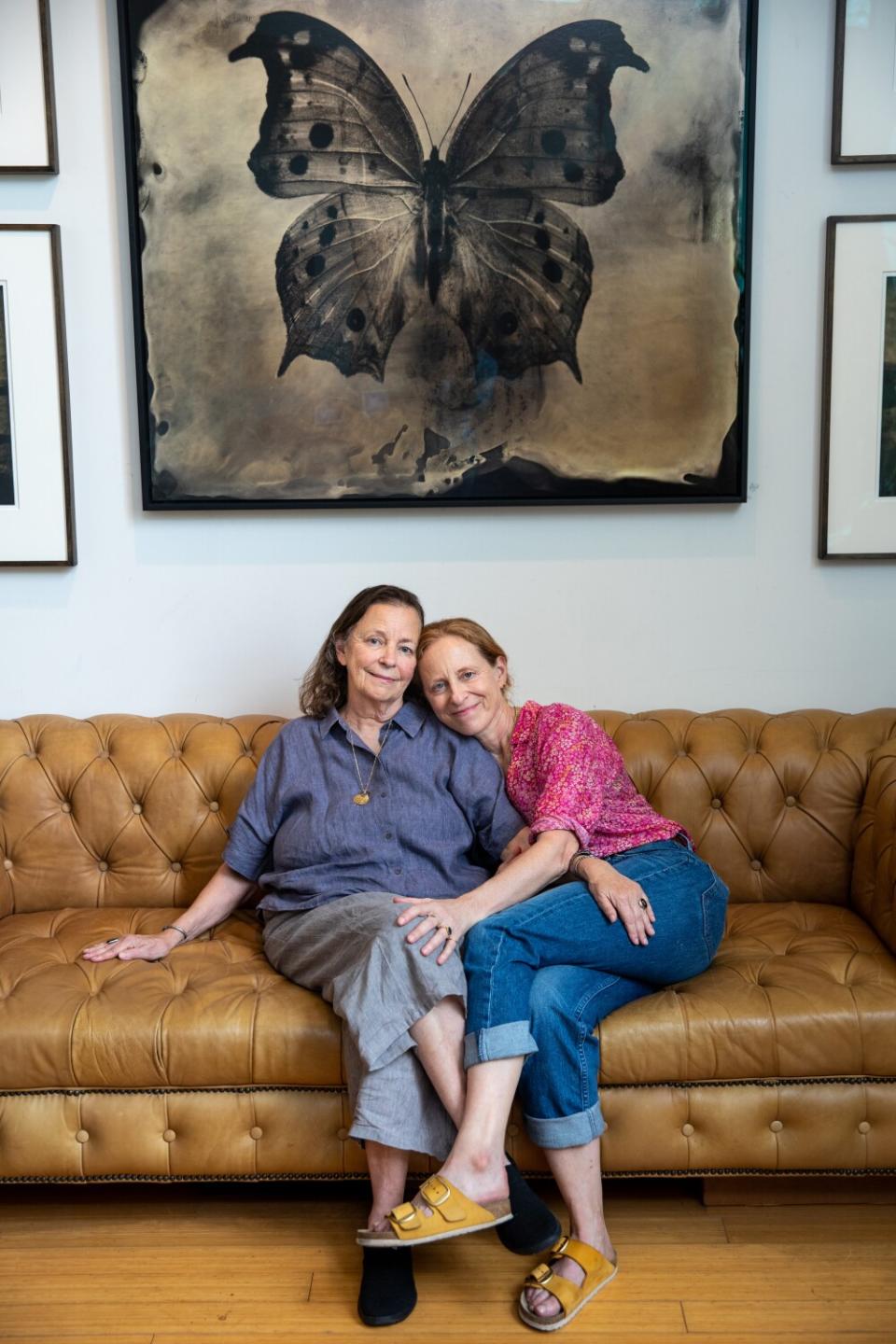 Marianne Wiggins and daughter Lara Porzak sit on a couch.