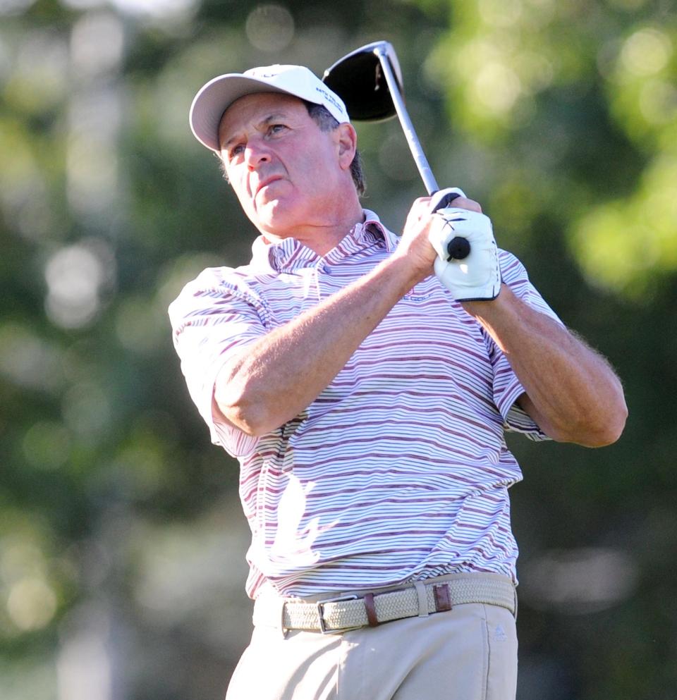 Steve Tasho Sr. da el primer golpe durante el Brockton 4ball en el campo de golf DW Field, el viernes 21 de agosto de 2020. (Marc Vasconcellos/The Enterprise