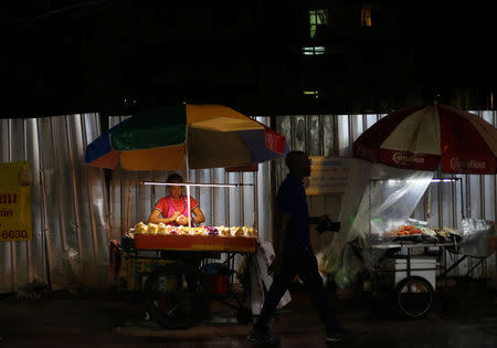 Street vendors sell food in Sukhumvit Soi 11 in Bangkok, Thailand, September 12, 2018. Picture taken September 12, 2018. REUTERS/Soe Zeya Tun