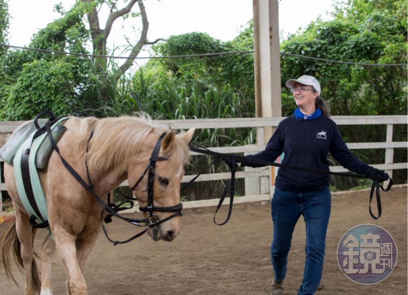 台灣馬術治療中心的每一匹馬都受過專業訓練，目的是讓牠們習慣治療時會遇到的狀況，例如上馬台、輪椅，或者會用到的玩具，也習慣小孩子可能會尖叫等等。