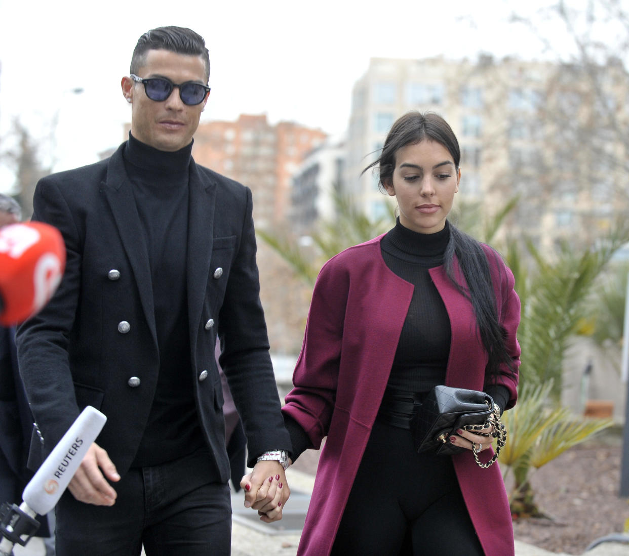 Georgina Rodríguez y Cristiano Ronaldo caminan tomados de la mano. (Foto: Europa Press Entertainment/Europa Press vía Getty Images)