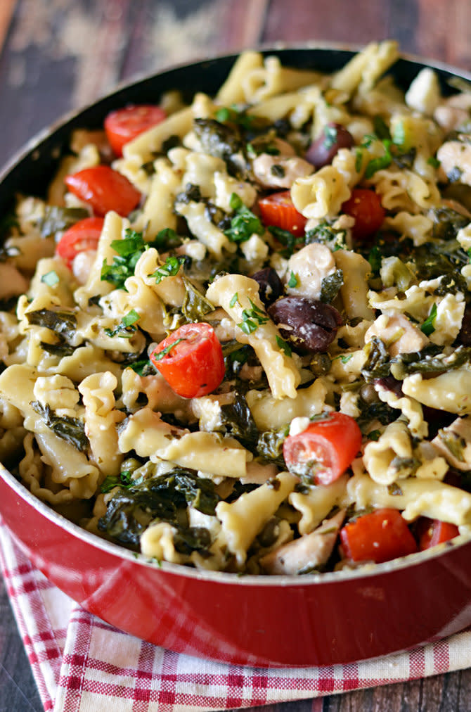 <strong>자세한 레시피는 <a href="http://hostthetoast.com/one-pot-greek-chicken-pasta-creamy-feta-wine-sauce/" target="_blank">여기를 클릭!</a> from Host The Toast</strong>