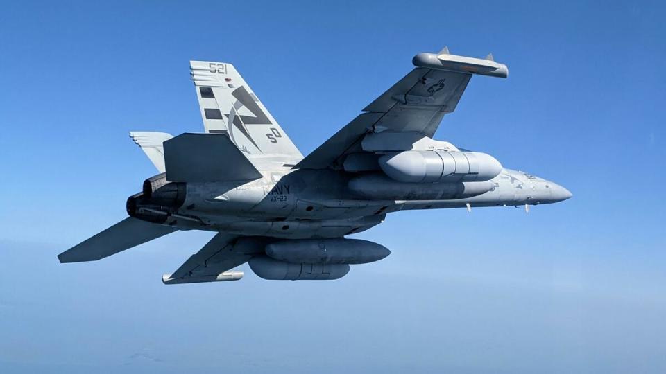 中媒《騰訊新聞》13日報導稱，美軍 EA-18G「咆哮者」艦載型電戰機在侵入中國領空後，被中國的「低空衛士」防禦系統所攻擊。   圖：擷取自美觀海軍航空系統司令部官網