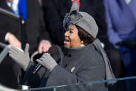 <p>Aretha Franklins grauer Filzhut mit großer Schleife und Strassdetails stand beim Amtsantritt von Präsident Barack Obama im Mittelpunkt der Aufmerksamkeit. Das Kleidungsstück wird jetzt im Smithsonian Museum aufbewahrt. (Foto: Brooks Kraft LLC/Corbis via Getty Images) </p>