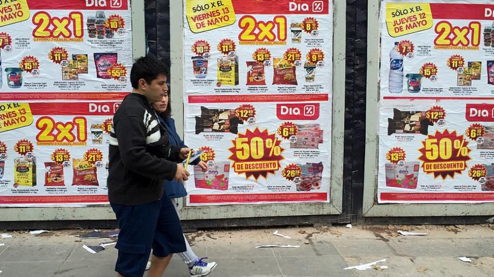 Gente afuera de un supermercado en Argentina