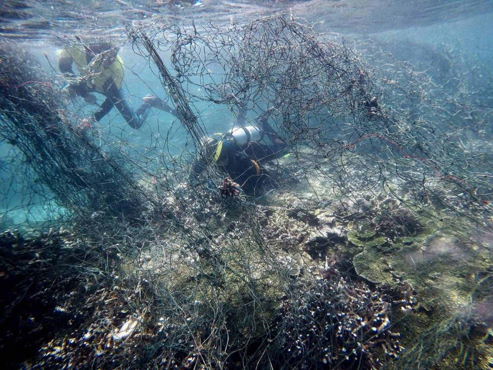 澎湖南方四島國家公園的東吉嶼「薰衣草森林」海域遭大型廢棄底拖漁網覆蓋，海洋國家公園配合海象，結合陳盡川等10餘名志工，費時達5個小時，清理出800多公斤廢棄漁網，所幸如花園般的珊瑚礁群未發現破壞死亡。（中央社/海管處提供） 