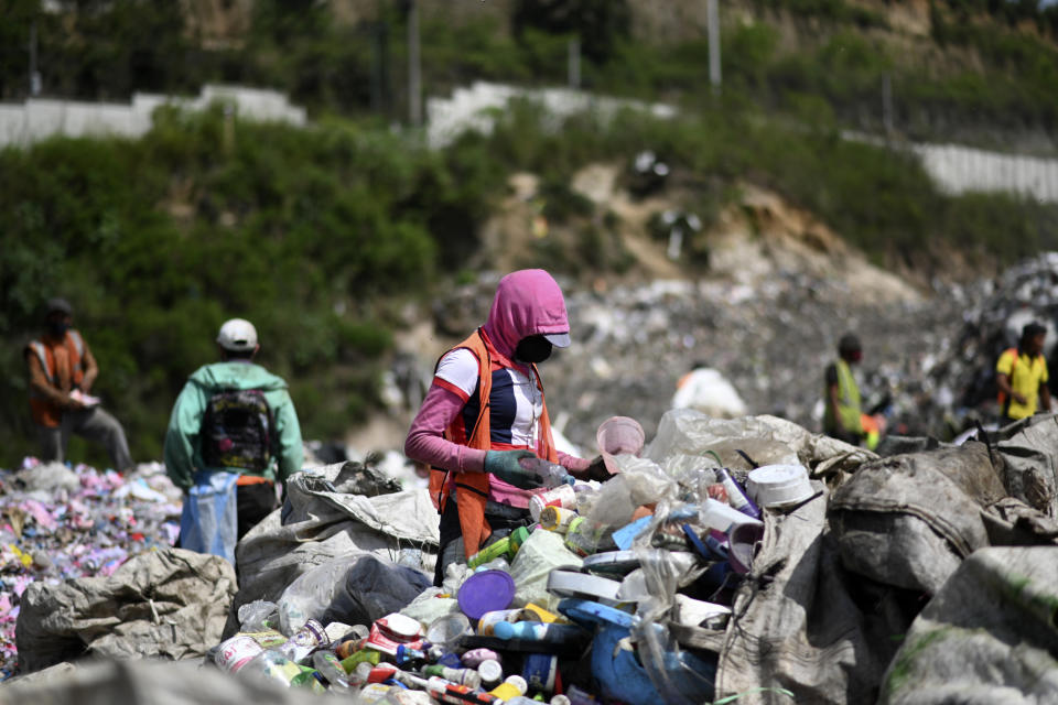 Pepenadores trabajan en el vertedero municipal de Villa Nueva, a 22 km al sur de la Ciudad de Guatemala.  (Photo by JOHAN ORDONEZ/AFP via Getty Image