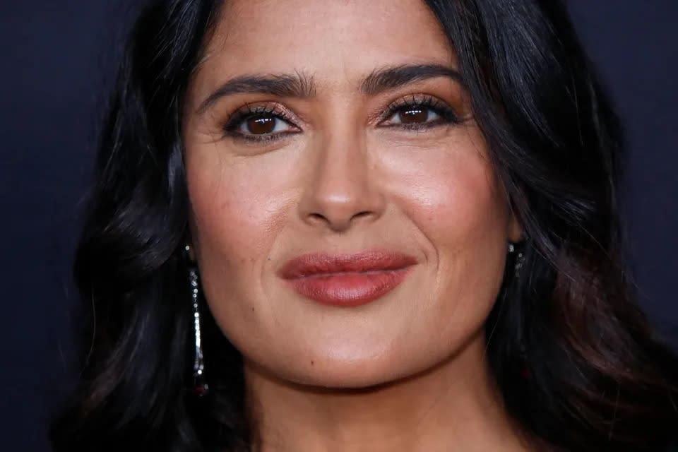 Salma Hayek, de 57 años, ha dicho que su piel reluciente y lozana es el resultado de usar tepezcohuite. (AFP vía Getty Images)