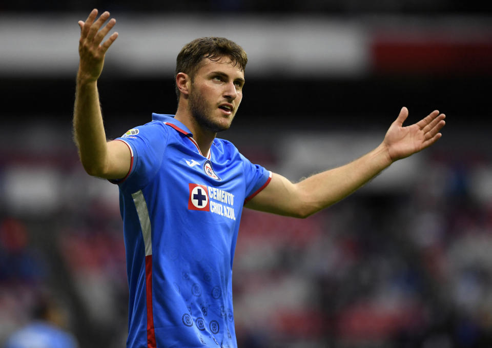 Santiago Giménez en un partido de Liga MX con Cruz Azul. (ALFREDO ESTRELLA/AFP via Getty Images)