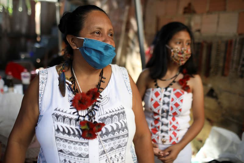 FOTO DE ARCHIVO. Mujeres indígenas con mascarillas se ven en la Asociación Indígena Sateré-Mawé, en Manaos, Brasil.