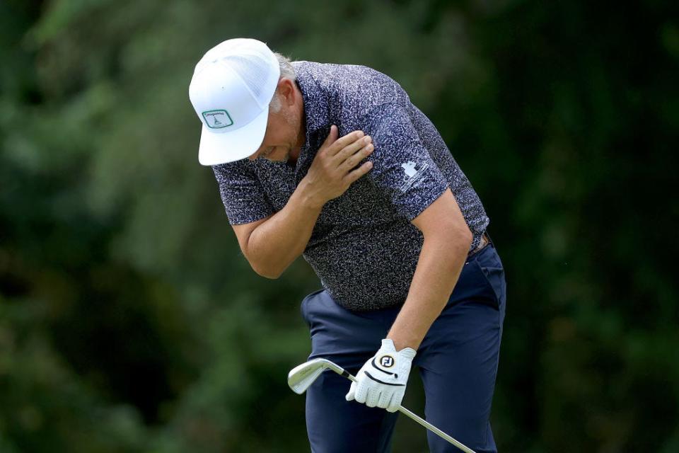 Freddie Jacobson de Suecia se agarra del hombro luego de un tiro en el cuarto hoyo durante la segunda ronda del Constellation Furyk & Friends en el Timuquana Country Club el 5 de octubre. Jacobson pudo terminar la ronda.