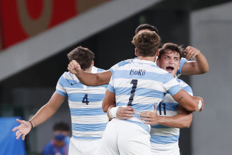 Isgro se abraza con González; más atrás, Mendy abre los brazos; los Pumas 7s acaban de vencer a Sudáfrica y van por una medalla olímpica.