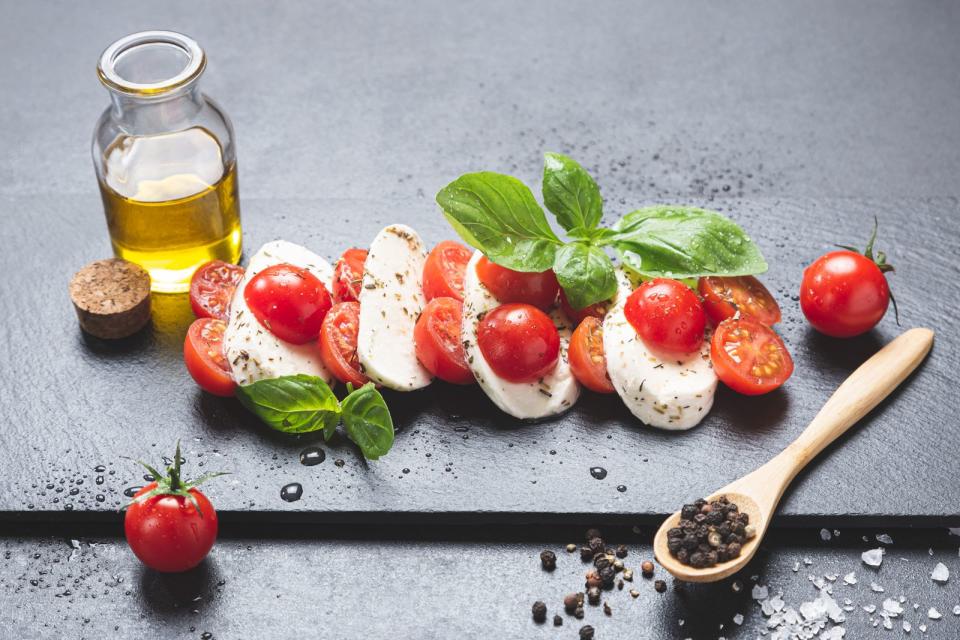 <p>Caprese zählt zu den bekanntesten Salat-Vorspeisen Italiens. Das liegt wohl an dem einfachen und sehr leckeren Rezept: Tomaten und Mozzarella werden in Scheiben geschnitten und mit Basilikumblättern belegt. Sehr lecker dazu: grobkörniges Meersalz, kaltgepresstes Olivenöl sowie frisches Ciabatta. Alternativ kann auch cremiger Büffelmozzarella verwendet werden. (Bild: iStock/Miguel Tamayo Diaz)</p> 