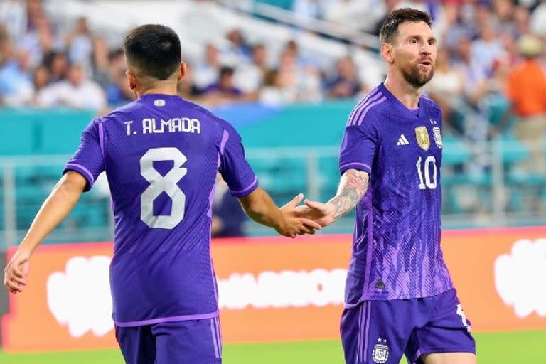 Thiago Almada y Lionel Messi con la camiseta de la Argentina: se enfrentarán este martes