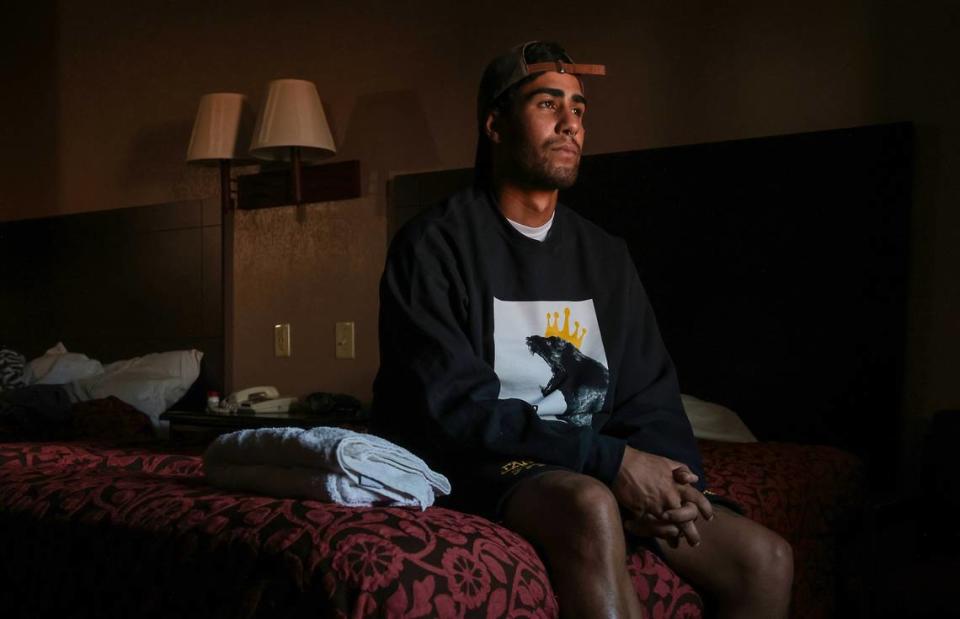 Emmanuel se sienta en su cama en una habitación de hotel en Texas tras regresar para cooperar con la investigación criminal de la Policía del Condado Bexar sobre los vuelos de migrantes a Martha's Vineyard. Carl Juste cjuste@miamiherald.com
