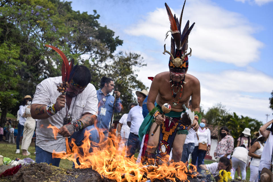 Miembros de una comunidad ind&#xed;gena realizan un ritual del equinoccio de primavera en el sitio arqueol&#xf3;gico de Tazumal en Chalchuapa, Santa Ana, El Salvador, el 20 de marzo de 2022. (Photo by Kellys Portillo/APHOTOGRAFIA/Getty Images)
